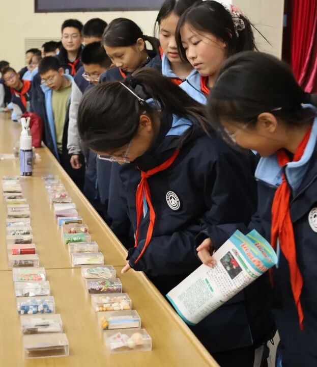 同学们近距离观察仿真毒品