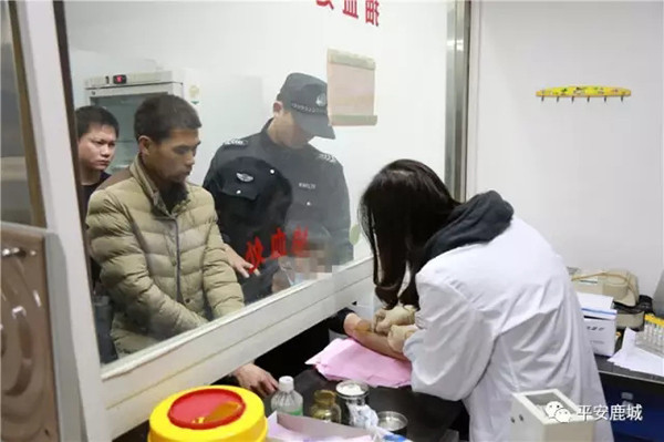 当天晚上8时30分许,经过检测,邓某HIV初筛呈阴性。大伙悬着的心终于放了下来。随后,苏金辉通过微信朋友圈给同事报了平安,并给老家的父母,打了电话,说了这一天不寻常的经历。