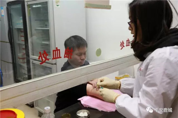 当天晚上8时30分许,经过检测,邓某HIV初筛呈阴性。大伙悬着的心终于放了下来。随后,苏金辉通过微信朋友圈给同事报了平安,并给老家的父母,打了电话,说了这一天不寻常的经历。