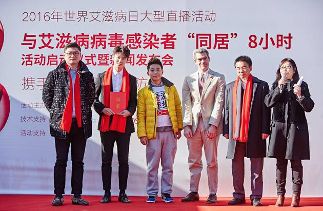 王嘉和公益组织合影