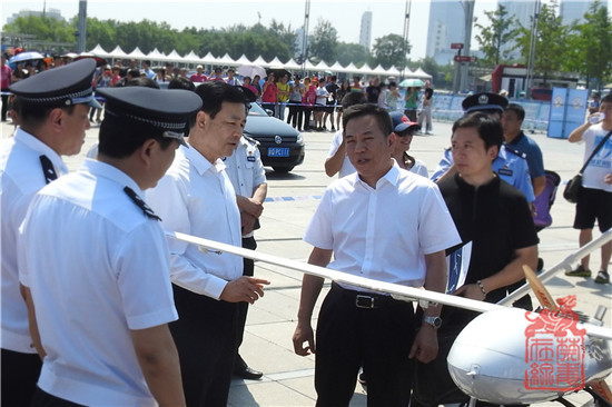 4图为领导参观铲毒设备