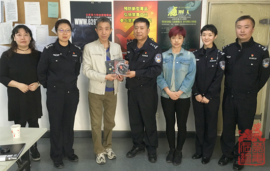 北京禁毒教育基地副主任曲晓光向戒毒所赠送禁毒教育高校公益联盟最新创作禁毒文化作品