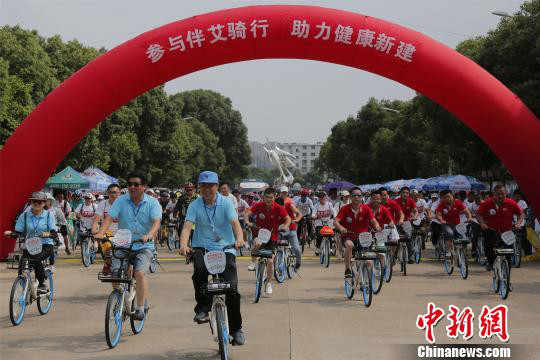 5月20日,桑爱玲一行参加2018年“伴艾骑行”南昌站公益活动。 衷凯 摄 5月20日,桑爱玲一行参加2018年“伴艾骑行”南昌站公益活动。 衷凯 摄