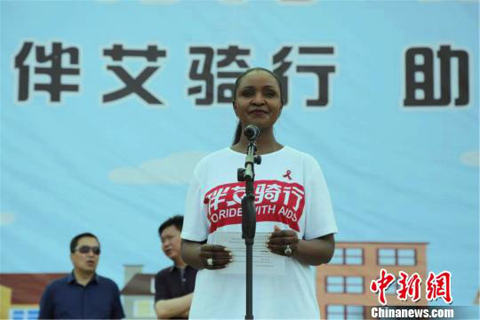 桑爱玲在“伴艾骑行”活动中致辞。 衷凯 摄 桑爱玲在“伴艾骑行”活动中致辞。 衷凯 摄