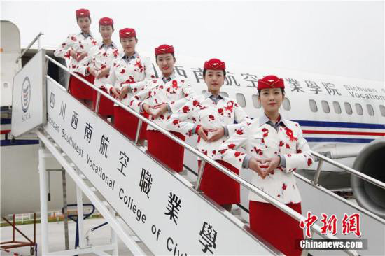 四川西南航空专修学院全体师生进行了“行动起来,向零艾滋迈进”的万人宣誓、签名活动。毛成山 摄