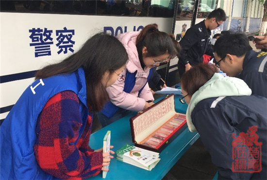 图为禁毒社工展示毒品仿真模型