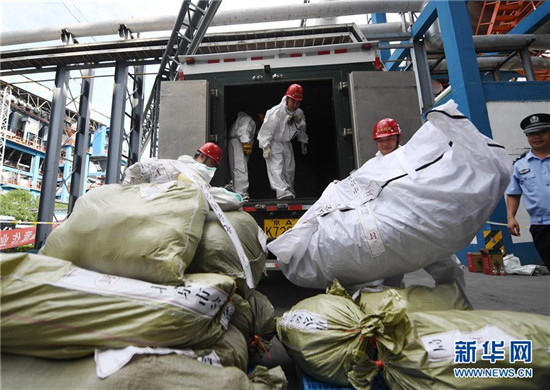 6月28日,工作人员将准备销毁的毒品运送到销毁处
