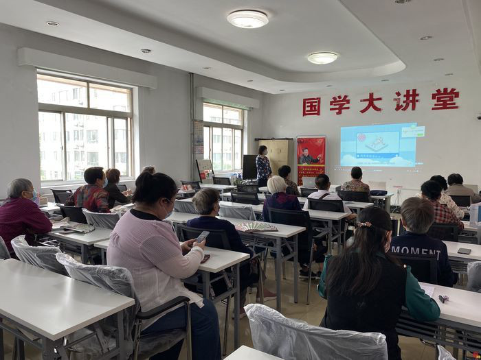 槐荫区开展老年人群艾滋病丙肝性病知识讲座