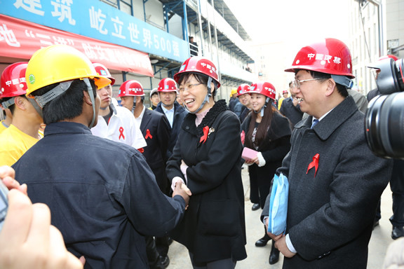 汪鸿雁书记与务工人员亲切握手